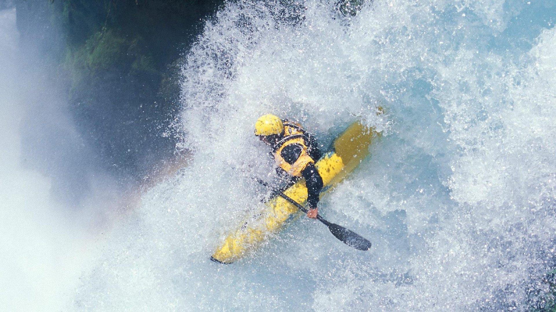 现场直击国足备战塔吉克斯坦，训练场气氛轻松，队员展现积极心态